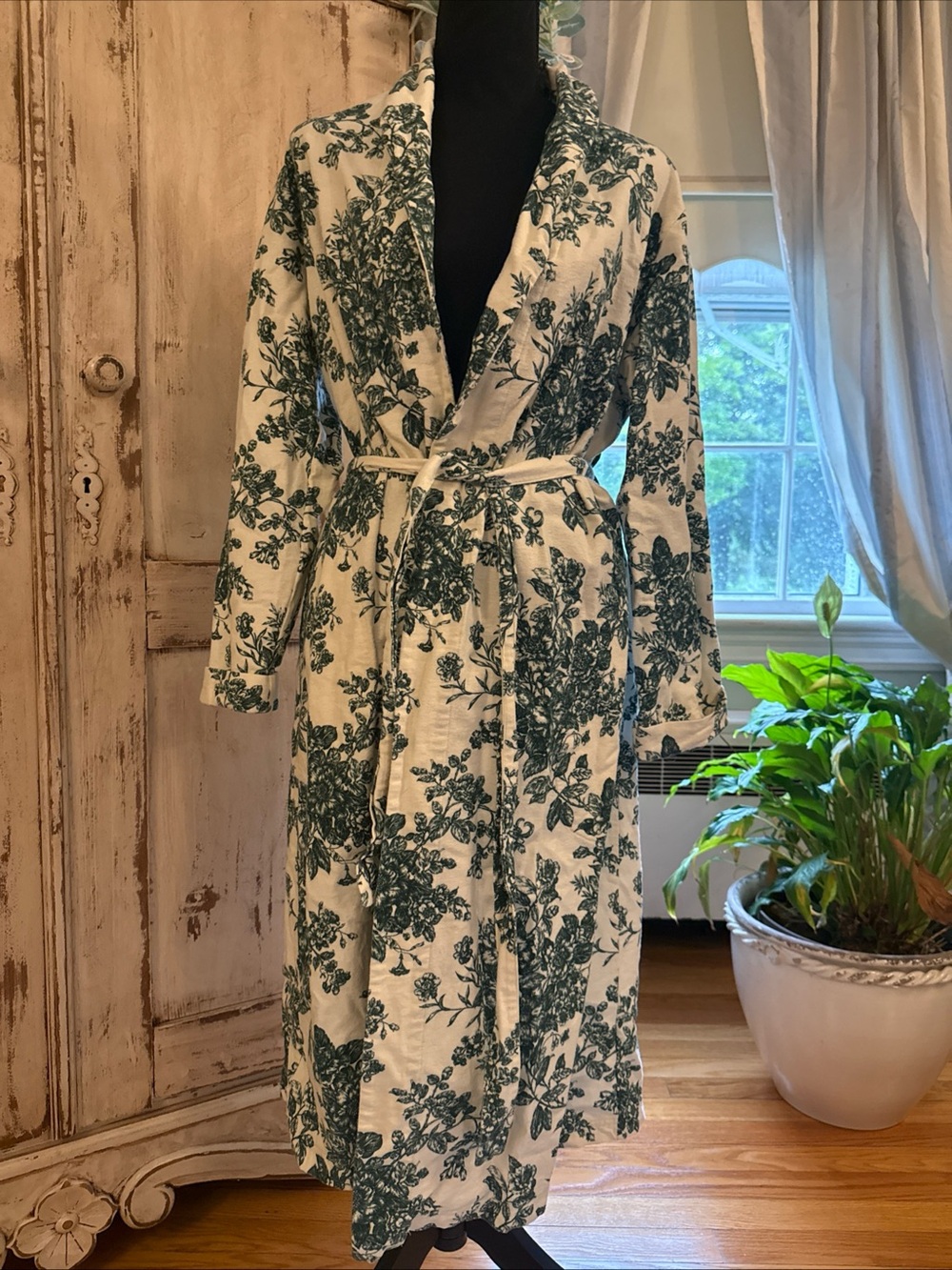 Garnet Hill organic cotton cottagecore flannel robe. XS - Picture 3 of 9